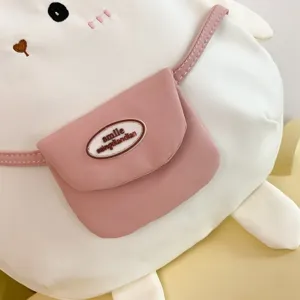 Vista dettaglio zaino in nylon con coniglietto carino, stile Harajuku borsa studentesco.