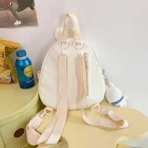 Vista dettagliata dello zaino in nylon bianco con coniglietto e spallacci regolabili.