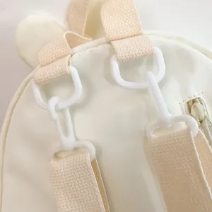 Zaino in nylon coniglio carino vista dettagliata, stile Harajuku borsa bianca per studenti.
