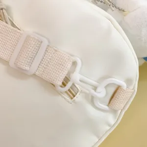 Vista dettagliata dello zaino in nylon bianco con fibbie in plastica bianca e cinghie regolabili.