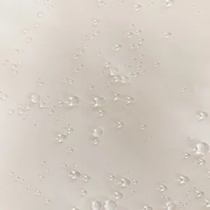 Dettaglio del tessuto in nylon impermeabile dello zaino, ottima idrorepellenza.