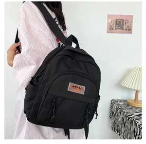 Detailansicht eines kompakten schwarzen Freizeitrucksacks, minimalistisches Design für Alltag.