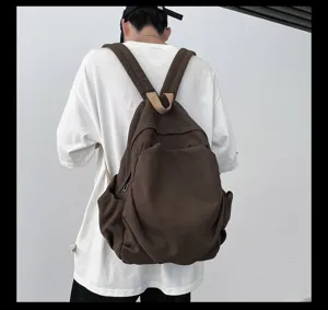 Detailaufnahme eines retro braunen Rucksacks aus Segeltuch am Modell, grosser Stauraum.