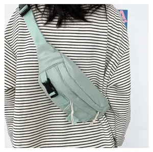 Detailaufnahme der japanischen Vintage-Brusttasche aus hellgrünem Cord mit Riemen und Schnalle.