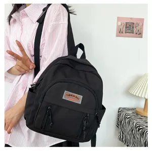 Nahaufnahme des schwarzen Mini-Rucksacks mit praktischen Reißverschlusstaschen für den Alltag.