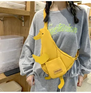 Nahaufnahme der niedlichen gelben Enten-Segeltuchtasche, die getragen wird und Details zeigt.