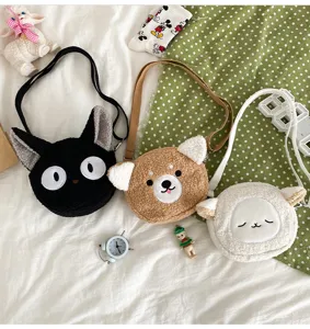 Süße Plüsch Umhängetasche mit niedlichen Tiermotiven wie Katze und Bär, weiches Winteraccessoire.