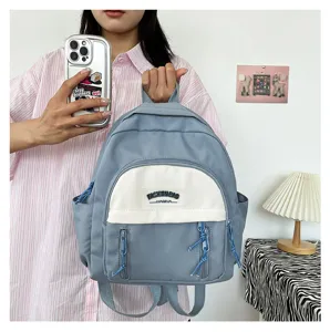 Kompakter hellblauer und weißer minimalistischer Rucksack, süßer lässiger Tagesrucksack.
