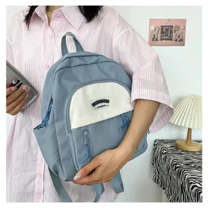 Kompakter und leichter Mini-Rucksack mit stilvollem zweifarbigem Design und Fronttasche.
