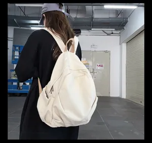 Retro Canvas Rucksack von Model getragen, lässige Schultasche Detailansicht Alltag