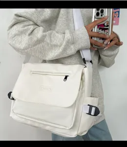 Lässige weiße Umhängetasche für Studenten, stylische Crossbody Tasche für den Alltag.