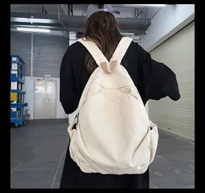 Canvas Rucksack Detailansicht, minimalistisches einifarbiges Design fuer Studenten und Alltag.