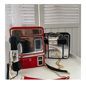 Nahaufnahme kreativer Retro-Telefon-Umhängetaschen in Rot und Schwarz mit Metalldetails.