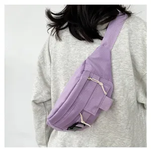 Lila Kord-Brusttasche lässige Umhängetasche Detailansicht mit Stofftextur und modernem Stil.