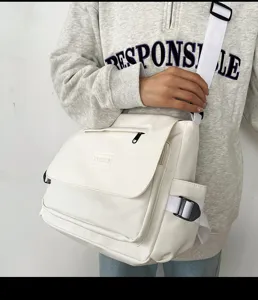 Weisse PU Leder Umhaengetasche fuer Damen, stilvolle Retro Crossbody Tasche mit breitem Gurt.