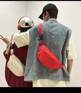 Detailansicht der lässigen Nylon Umhängetasche von Modellen getragen, idealer Streetwear Stil.