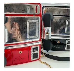 Kreative Retro Münztelefon Umhängetasche mit funktionellem Hörer Detailansicht.