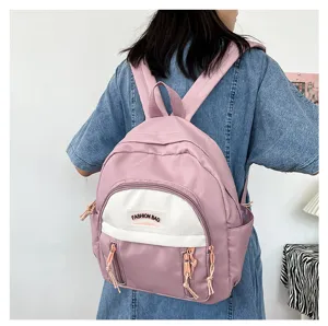Detailansicht des rosa Mini-Rucksacks mit Fronttasche und verstellbaren Schultergurten.