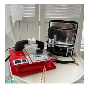 Kreative Umhängetasche im Telefon-Design mit Retro-Hörer und edler Metallkette.