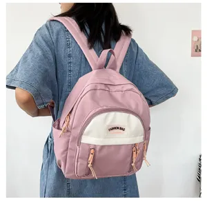 Detailansicht eines kompakten pinken und weißen Mini-Rucksacks für Reisen und Alltag.