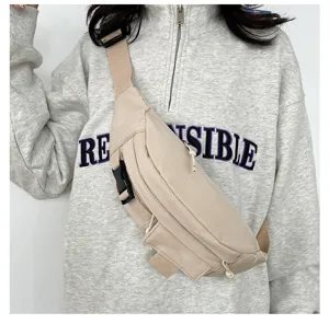 Beige Cord Brusttasche für Damen, retro lässige Umhängetasche mit Schnalle und Vordertasche.