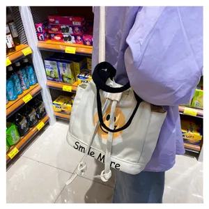 Lässige Damen-Segeltuch-Eimer-Tasche mit süßem Smiley-Print und Schultergurt-Design.