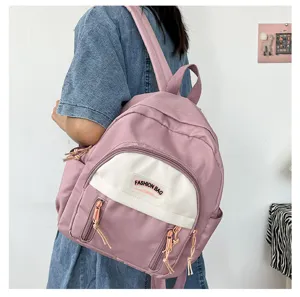 Kompakter leichter Rucksack Detailansicht, zeigt das mini rosa Design und die Reißverschlüsse.