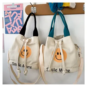 Leinwand Eimer Tasche Detail zeigt süßen Smiley-Druck, Doppelriemen und Funktionskordelzug.