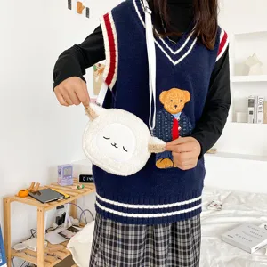 Süße japanische Plüsch Schaf Umhängetasche kombiniert mit Bären Weste Outfit Detail.