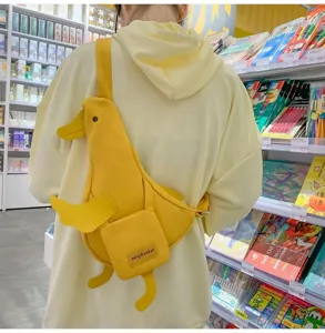 Detailansicht der niedlichen gelben Enten-Brusttasche mit lustigem Design und Vordertasche.