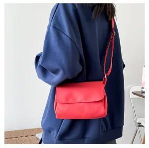 Rote minimalistische Umhängetasche für Damen, einfarbige kleine quadratische Schultertasche.