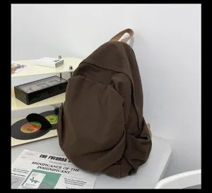Retro Canvas Rucksack Detail, braune Vintage Schultasche fuer Alltag und Studenten.