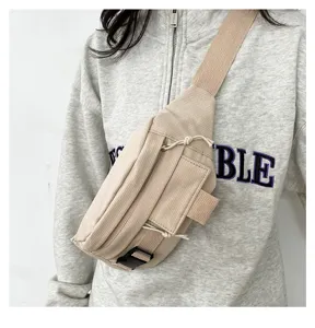 Detailaufnahme der japanischen Vintage Segeltuch Brusttasche, getragen vom Model.