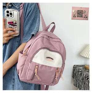Nahaufnahme des rosa Mini-Rucksacks mit Fronttasche und lässigem Alltagsdesign-Stil.