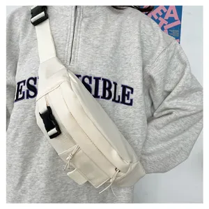 Detailaufnahme der lässigen Canvas-Brusttasche mit robustem Stoff und stabilen Schnallen.
