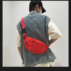 Detail der roten wasserdichten Nylon Brusttasche, stylische Streetwear Umhängetasche.