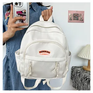 Kompakter minimalistischer weißer Freizeit Rucksack für Damen stilvoller leichter Mini Daypack
