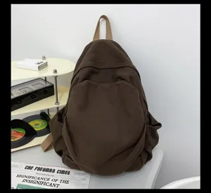Detailansicht des vintage braunen Canvas-Rucksacks mit Textur und lässigem Alltagsdesign.