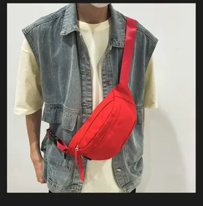 Lockerer roter Nylon-Brustbeutel für Damen und Herren, ideal für Outdoor-Sport und Alltag.