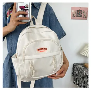 Detailansicht eines minimalistischen weißen Mini-Rucksacks mit kompaktem und lässigem Design.