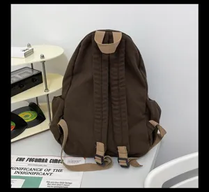 Detailansicht des braunen Vintage-Leinenrucksacks mit robusten Schultergurten und minimalistischem Design.