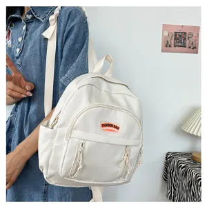 Weißer Mini-Rucksack Detailansicht mit Reißverschlusstaschen, verstellbaren Trägern.