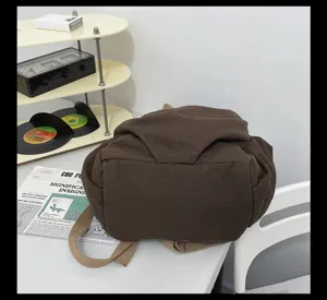 Detailansicht eines retro braunen Rucksacks aus Canvas im minimalistischen Design.