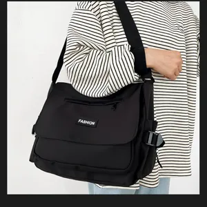 Schwarze Freizeitumhängetasche aus Segeltuch mit Vordertasche und Klappe, ideal für den Alltag.