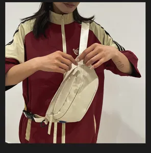Einfarbige Nylon Umhängetasche Brusttasche Freizeit Sport Hüfttasche verstellbar.