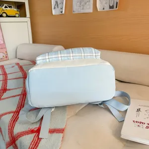 Japanischer süßer College Stil Rucksack mit hellblauem und weißem Design Schulranzen Detail.