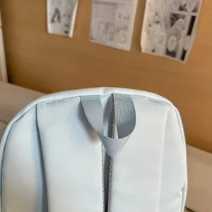 Hellblaue japanische Rucksack Detailansicht, lässiger Stoff Schirrmantel für Schule und Freizeit.