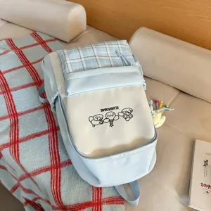 Nahaufnahme des japanischen süßen College-Stil Farbdruck-Rucksacks mit niedlichem Cartoon-Print.
