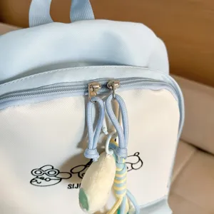 Detailansicht des japanischen süßen College-Stil Rucksacks in Blau und Weiß gehalten