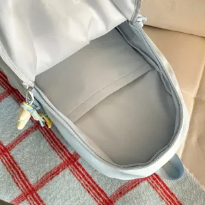 Innendetailansicht des hellblauen Rucksacks mit geräumigem Hauptfach und schönem Innenfutter.